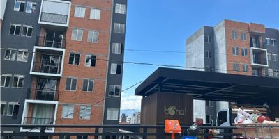 ?Arriendo apartamento en Boral, Porvenir?

✅ Características:


 Dos alcobas cada una con closet, la principal cuenta con su baño,  sala comedor, cocina integral, zona de ropas con ventilación.
 Área: 54 M2
 Piso: 5
 Estado: usado
 Parqueadero: No
 Cuarto útil: No


? Entorno:

Transporte público rural y urbano, cerca a tiendas y supermercados, colegios, universidades, bomba, tiendas D1, Mall Rio del este y reserva plaza
