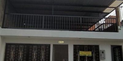 CASA DE 8 X 14. TRES ALCOBAS, DOS BAÑOS, SALA COMEDOR, COCINA, PATIO. Y TERRAZA