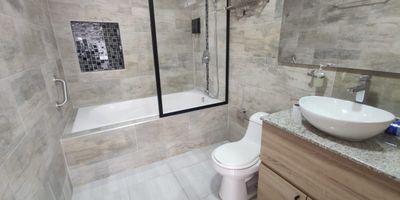 Arriendo Apartaestudio Moderno – Excelente Ubicación! Ideal para persona sola o pareja, ubicado en la  calle 74,  A pocas cuadras del  Centro  Comercial Andino y Atlantis s central y universitario, con excelente facilidad de transporte a dos cuadras de la estacion San Felipe y acceso a todo tipo de servicios. Características del Apartaestudio - Piso 2 con vista Exterior. Baño moderno con división de ducha y una  ¡Espectacular Tina de baño! en vidrio templado  Cocina totalmente enchapada y equipada con cocineta a gas  de 4  puestos. con agua caliente. Espacio totalmente terminado y listo para estrenar