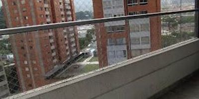 Hermoso apartamento de 87 m² con 3 habitaciones, 2 baños, sala amplia, cocina moderna y balcón con excelente vista.
Ubicado en una unidad completa con todas las zonas comunes: piscina, gimnasio, salón social, zona infantil y portería 24/7.
Incluye parqueadero y cuarto útil. ¡Agenda tu cita y enamórate de este espacio ideal para vivir en Sabaneta! Camila Echavarría