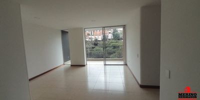 ¡Apartamento en arriendo en Envigado – Tierra Grata!Vive en un sector exclusivo, tranquilo y con excelente ubicación cerca al Euro de La Frontera y al Centro Comercial Sao Paulo Plaza. Este apartamento ofrece comodidad, privacidad y acceso a completas zonas comunes.Características del inmueble: Área: 87 m², Salón comedor amplio, Balcón con excelente vista, Estudio ideal para home office, 3 alcobas: principal con baño privado y vestier, auxiliares con clóset, 2 baños completos con cabinas en vidrio templado + 1 baño social, Cocina integral con red de gas y calentador, Zona de ropas independiente, Piso en cerámicaParqueadero cubierto + cuarto útil.Unidad cerrada con excelentes zonas comunes: Portería 24 horas, Ascensor, Parqueadero para visitantes, Piscina, Juegos infantiles, Sauna y turco, Canchas deportivas, Salón social, Zonas verdes, Gimnasio equipado Ubicación privilegiada: Sector Tierra Grata – cerca a supermercados, centros comerciales y vías principales.Agenda tu visita hoy mismo y conoce tu próximo hogar!