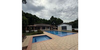 Se vende espectacular finca en Santa fe de Antioquia - Sopetran en parcelacion, no paga admon.

Cuenta con 2,881 mt2 y una casa construida con 6 habitaciones y 7 baños, zona de juegos, bbq, arboles de tamarindo, naranja y limon, 2 piscinas, para vivir o invertir.

Ideal para tus descansos.
