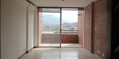 Apartamento exterior en arriendo cerca a universidades, centros comerciales, supermercados, rutas de transporte público y servicios complementarios del sector. 2 niveles, piso en mármol, sala comedor, 3 alcobas con vestier y baño en la principal, baño social, para un total de 3 baños, cocina integral cerrada, alcoba y baño de servicio, zona de ropas, balcón, útil y parqueadero independiente cubierto. Edificio con ascensor, citófono, portería 12 horas, circuito cerrado de TV y alarma. *Inmuebles sujetos a verificación de disponibilidad*
