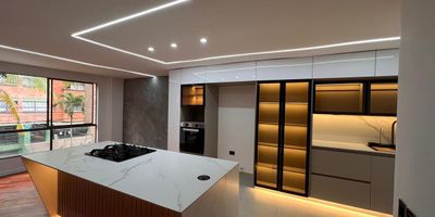 Moderno apartamento en San Joaquin, excelente ubicacion a pasos de la Bolivariana, Unicentro y la UPB. Segundo piso con ascensor, cuenta con parqueadero, espacios iluminados y acabados contemporaneos. Ideal para quienes buscan comodidad, acceso rapido a servicios, transporte y zonas comerciales en un entorno tranquilo y seguro. Que esperas para contactarnos? 