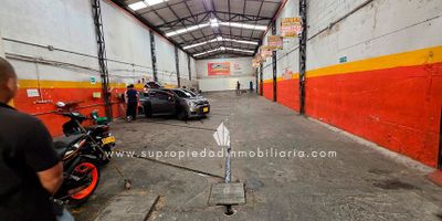 Bodega en arriendo en Boston.

Bodega en primer piso de 357 m², ideal para almacenamiento o actividades comerciales livianas. Cuenta con energía monofásica de 220 V, 1 baño, cocineta y pisos en cemento en excelente estado. Su ubicación estratégica en el sector de Boston la convierte en una oportunidad ideal para negocios que requieran cercanía al centro de la ciudad. Se encuentra a pocos minutos de la Placita de Flores, el Parque de Boston y el sector Centro, con acceso fácil por La Playa y Calle San Juan. Zona de alta mixtura con flujo constante de personas y comercios activos, perfecta para quienes buscan funcionalidad y buena conexión vial. Aprovecha esta oportunidad para posicionar tu negocio en una zona tradicional y dinámica del centro de Medellín. Contáctanos.