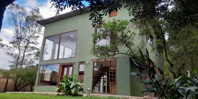 Casa campestre, dos pisos, dos cuartos, dos baños, chimenea. En el primer piso área social integrada, cocina, baño y zona de ropas. Segundo piso, Cuarto principal con balcón, walking closet y baño. Segundo cuarto con altillo. A 7 minutos del pueblo en carro y 5 caminando al transporte público. Espacios y jardín amplios