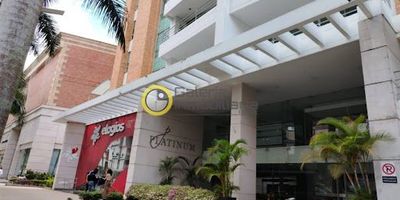 Apartamento en Arriendo en Bucaramanga - Cabecera del Llano, cuenta con 3 alcobas, 2 baños, sala-comedor con balcón, cocina integral, zona de ropas con calentador, cuarto y baño de servicio y hall de TV con balcón. Además, 2 parqueaderos y 1 deposito. Adicionalmente, el Edificio dispone de ascensor, zona social completa y vigilancia las 24 horas del día.

