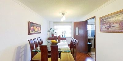 Villas del Mediterraneo , Usaquén
Apartamento en venta de 96 M2,  vista interior,  primer piso Torre 13, Apto 102, con acceso por escalera y parqueadero cubierto doble 184 Y 185. Dispone de 3 habitaciones, 3 baños, sala comedor, cocina integral y zona de lavandería. Cuenta con piso laminado en habitaciones y zona social, y cerámica en baños y cocina. El conjunto ofrece un entorno tranquilo y seguro, con zona infantil, zonas verdes, salón social, cancha squash vigilancia privada las 24 horas. Su ubicación es estratégica, cerca de centros comerciales como Mediterráneo y Santa Fe, de colegios como Las Orquídeas, Liceo Tonucci y Anglo Colombiano y de universidades como San Buenaventura y Uniagraria. Además, tiene excelentes vías de acceso por la Carrera 9 y la Autopista Norte.

No se hacen Permutas
Si deseas agendar una visita para verlo. contáctame
NID.35689442444
Solicita el Link para ver el Tour virtual .

Rodrigo Clavijo Navarro.   cel3102807136