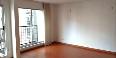 Este hermoso apartamento de 90M2 se encuentra ubicado en uno de los sectores más prestigiosos de Bogotá. Con una decoración moderna y acabados de alta calidad, este inmueble es perfecto para quienes buscan un estilo de vida sofisticado y cómodo.

Con una distribución de 90M2 de área total y 88.7M2 de área privada, este apartamento cuenta con suficiente espacio para acomodar a una familia de manera cómoda y funcional. Con 3 amplias habitaciones y 2 baños, cada miembro de la familia podrá disfrutar de su propio espacio personal y privado. Además, su distribución permite una excelente circulación de aire y luz natural en todas las áreas del apartamento.

Uno de los grandes beneficios que ofrece este apartamento es que admite mascotas, lo que lo convierte en una opción ideal para quienes tienen compañía animal en casa. Además, cuenta con armarios empotrados en cada habitación, ideales para mantener todo en orden y bien organizado.

El apartamento cuenta con una hermosa vista desde su balcón, perfecto para disfrutar de una tarde de relajación mientras admiras el paisaje urbano de Bogotá. Además, su cocina integral cuenta con todos los electrodomésticos necesarios para preparar tus comidas favoritas, y su calentador garantiza una temperatura agradable durante todo el año.

Con acceso pavimentado y un ascensor que te llevará directamente hasta tu apartamento, no tendrás que preocuparte por subir escaleras o cargar tus compras. Además, su ubicación estratégica te permite tener acceso a centros comerciales, parques cercanos y el transporte público en cuestión de minutos.

La urbanización donde se encuentra este apartamento cuenta con un gimnasio, salón comunal, zona de lavandería y vigilancia las 24 horas para garantizar la seguridad de todos sus residentes. También cuenta con zonas comunes, como parques y zonas verdes, ideales para disfrutar de la naturaleza en medio de la ciudad.

No lo pienses más y haz de este hermoso apartamento tu n