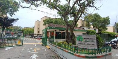 Arriendo apartamento en piso 4 sin ascensor, ubicado al sur de Cali, en el barrio Bosques del limonar, en el CR CARACOLIES. Cerca de establecimientos comerciales, colegios y universidades, parques, transporte público y con diferentes vías de acceso. Cuenta con espacios frescos, ventilados e iluminados. Con un área de 60 mts, 3 habitaciones con closet, 2 baños completos, sala comedor con vista interna a la unidad, cocina semi integral, zona de oficios y parqueadero propio techado. El Conjunto cuenta con amplias zonas verdes, zona infantil y portería con seguridad 24 horas. No pierdas la oportunidad de volver este apartamento con una ubicación privilegiada, en tu nuevo hogar. Contáctanos para tener el gusto de atenderte. 
