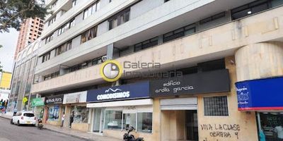 Oficina en Arriendo en Bucaramanga, cuenta con 2 espacios amplios con aire acondicionado, balcón, 1 baño. Ubicado frente al Club de Comercio