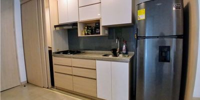 Se vende hermoso apartamento ubicado en una de las ciudades más encantadoras de Colombia, Armenia, en el departamento del Quindío. Con una amplia área de terreno, construida y privada de 77 metros cuadrados, este inmueble ofrece todo lo necesario para una cómoda y tranquila vida en un entorno privilegiado.

Este apartamento cuenta con dos habitaciones y dos baños, ideal para una familia pequeña o una pareja en busca de confort y bienestar. Además, tiene un garaje para proteger tu vehículo y brindar mayor comodidad. Una de las ventajas de este inmueble es que admite mascotas, lo que lo hace perfecto para aquellas personas que no quieren separarse de sus fieles compañeros.

Al ingresar al apartamento, te recibirán armarios empotrados, ideales para almacenar tus pertenencias y mantener en orden el espacio. Desde el balcón, podrás disfrutar de la hermosa vista de la ciudad y tomar un respiro de la rutina diaria. La habitación principal cuenta con un baño privado, garantizando mayor privacidad y comodidad.

Para mantener una temperatura ideal en todas las épocas del año, esta propiedad cuenta con calentador y clósets en todas las habitaciones. La cocina integral te brinda la posibilidad de preparar tus platillos favoritos con los mejores electrodomésticos. Además, cuenta con servicios básicos como agua, electricidad y gas domiciliario.

Otras características de esta propiedad incluyen una zona de lavandería y una cocina tipo americano, perfecta para compartir momentos con tus seres queridos mientras preparas deliciosas comidas. También cuenta con detección de humo, ideal para tu seguridad y la de tu familia.

En cuanto a las comodidades externas, podrás disfrutar de un acceso pavimentado y una amplia área social para compartir con tus vecinos y amigos. El edificio cuenta con ascensor, lo que facilita el traslado de compras o equipaje. Además, está ubicado cerca de centros comerciales, lo que te brinda una gran variedad de opciones para hacer t