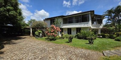 En venta – Propiedad campestre con 2 casas en lote de 1.500 m² 

Hermosa propiedad con amplias zonas verdes y dos casas independientes, ideal para familias grandes o inversión.

Casa principal: 2 pisos, sala comedor amplia, comedor auxiliar, sala de TV, cocina integral tipo americano, cuarto de servicio, 4 habitaciones (principal con baño grande), altillo y zonas verdes alrededor.

Casa secundaria: 2 pisos, sala comedor, cocina integral, depósito y 2 habitaciones (principal con baño).

Ubicada a solo 5 minutos de la vía principal, en zona campestre tranquila, con excelente acceso y entorno natural.

 Amplia, funcional y rodeada de naturaleza. Una propiedad con todo lo que necesitas para vivir o invertir.