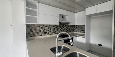 Buscas un apartamento central y con excelente ubicacion? Tenemos para ti este amplio apartamento en arriendo en el sector de Maraya, Pereira, una zona residencial muy tranquila y cerca de todo. Su ubicacion te permite tener acceso rapido al transporte publico, supermercados, colegios y comercio en general. El inmueble se encuentra en un tercer piso sin ascensor y se destaca por sus espacios amplios y bien distribuidos, con habitaciones comodas y excelente iluminacion natural que brindan confort y calidez. Ademas, cuenta con parqueadero cubierto, ofreciendo comodidad y seguridad para tu vehiculo.

Contactanos y agenda tu visita hoy mismo. Tu nuevo hogar te espera en Maraya!