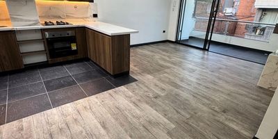 INVIERTE EN ESTE HERMOSO APARTAMENTO ENVIGADO ALCALA EDIFICIO 

4 Y ULTIMO PISO PARA ESTRENAR

Apartamento moderno,  ubicado en exclusivo edificio con solo 4 niveles completamente nuevo 
en Alcalá, Envigado
.
A 5 min del parque principal y 5 min del CC viva envigado, acceso directo a las vías principales.  

Espacios de diseño, comodidad y exclusividad para toda la familia.

Disfruta de vivir en un apartamento de 110 m^2. Cuarto piso, ingreso por escalas comodas

Características del apartamento:
 2 habitaciones principales con vestier y baño privado.
Habitación auxiliar con clóset empotrado.
Baño social completo.
Cocina integral dotada.
Concepto abierto cocina-sala-comedor amplio e iluminado.
himenea a gas para noches frías.

Balcón amplio y con buena vista.
Cuarto útil.
Cuarto de lavado

INVERSION $540.000.000 NEGOCIABLES
NO PAGA ADDMINISTRACION