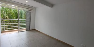 Impecable apartamento ubicado en uno de los sectores más cotizados de Pereira, Risaralda. Con una amplia área construida de 63 metros cuadrados, este espacioso inmueble ofrece 2 cómodas alcobas y 2 modernos baños, perfecto para una familia pequeña o una pareja en busca de su propio hogar.

En cuanto a sus características externas, podrás disfrutar del área social con amigos y familiares en un ambiente relajado, así como del ascensor para mayor facilidad de movilidad. Para aquellos que disfrutan de un estilo de vida activo, el complejo también cuenta con un gimnasio y una cancha de fútbol. Y cuando necesites un momento de relax, podrás refrescarte en la piscina o aprovechar la zona infantil.

La seguridad y tranquilidad son fundamentales en la elección de un hogar, por eso este apartamento se encuentra en una urbanización cerrada con vigilancia las 24 horas y circuito cerrado de TV. Además, la portería/recepción y el parqueadero para visitantes te darán la tranquilidad de saber que tus seres queridos estarán seguros cuando te visiten.

Vive en uno de los mejores barrios de Pereira, rodeado de una zona residencial tranquila y familiar, con un exclusivo club social al que podrás acceder. No esperes más y haz de este apartamento tu nuevo hogar.
