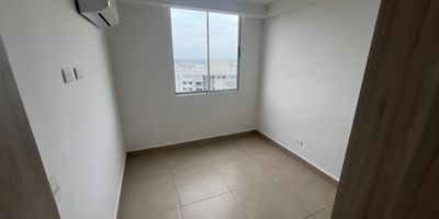Arriendo de apartamento en Barranquilla, ubicado en el reconocido sector Paraíso, Atlántico. Este funcional apartamento ofrece 55 m² de área, distribuidos en 2 cómodas habitaciones y 2 baños, brindando un espacio ideal para su vida diaria. Se sitúa en Madeira Apartamentos, una opción práctica en estrato 4. Su distribución permite aprovechar cada metro cuadrado de forma eficiente. El canon de arriendo es de $1.800.000. Para conocer más detalles de este apartamento en arriendo en Paraíso, Barranquilla, puede contactarnos a través de WhatsApp, la opción Quiero que me contacten o Ver teléfonos.