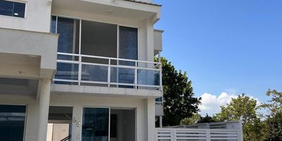 Descubre esta espectacular casa en , con una vista exterior que te dejará sin aliento. Con 4 habitaciones, 4 baños y 4 parqueaderos, este hogar de 226 metros cuadrados ofrece comodidad y elegancia. Disfruta de la sala-comedor, balcón, cocina integral y estudio. Además, cuenta con terraza, sala auxiliar, vestier y parqueadero interno. Ubicada en un conjunto cerrado con vigilancia privada 24/7, tendrás acceso a salón de juegos, senderos ecológicos, canchas deportivas, jardín, piscina, zona infantil y zonas verdes. Vive en un lugar con vista panorámica y todas las comodidades que deseas. ¡No dejes pasar esta oportunidad única!! Contacto Maria C 320-579-26-94