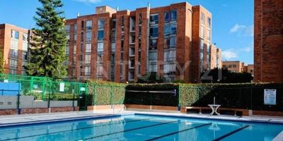 VENDO apartamento con excelente ubicacion,  3 alcobas, sala comedor cocina, 2 baños,parqueadero cubierto, club house: piscina, sauna, turco, cuenta con amplios espacios, buena iluminacion natural, cerca al aeropuerto, centros comerciales,avenidas como la calle 26, av ciudad de cali, av la esperanza,centros comerciales, como hayuelos, salitre plaza, dorado plaza, colegios, bancos, supermercados y transporte publico