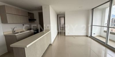 Se arrienda espectacular apartamento en Sabaneta, ubicado en el exclusivo sector San Remo, dentro de moderna unidad residencial. Su excelente ubicación garantiza fácil acceso a vías principales, rutas integradas del metro, transporte público, supermercados, colegios, centros comerciales y todo lo que necesitas para vivir con comodidad.  La unidad  ofrece un ambiente residencial tranquilo, seguro y moderno, ideal para quienes buscan vivir con estilo y excelente conectividad en Sabaneta.

El apartamento está situado en un piso alto, lo que permite disfrutar de una vista maravillosa y gran iluminación natural desde su amplio balcón. Cuenta con una habitación principal con baño y Vestier, dos habitaciones auxiliares con clóset, una amplia zona social que integra sala, comedor y una cocina abierta tipo americana, además de zona de ropas independiente.

Incluye parqueadero privado y cuarto útil, lo que añade practicidad y confort.

Este apartamento es perfecto para quienes desean comodidad, vista, ubicación en un solo lugar.