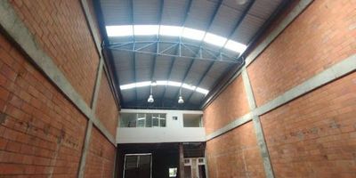 Bodega en arriendo, con 400 metros, energía trifásica, altura de 8 metros, baño privado, esta bodega es la ideal para ti y tu empresa, ubicación muy cerca al Aeropuerto en parque industrial, que esperas para que la conozcas.