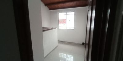 M.J Grupo Inmobiliario arrienda segundo piso en el barrio paseo Galicia de 2 habitaciones 1 baño cocina semi integral 