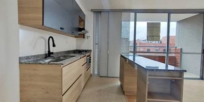 Apartamento de 80.20 mt , en arrendamiento, cuenta con 3 habitaciones, principal con Vestier y baño, auxiliares con closet, estudio amplio, está dotado de 2 baños, balcón con vista panorámica, zona de ropas, cocina integral abierta, sala-comedor, parqueadero y cuarto útil, ubicado estratégicamente en una unidad con excelentes vías de acceso y el mejor ambiente para estar tranquilo