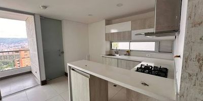 Apartamento para la Arrendar en Sabaneta, sector Aves María, situado en lugar con fácil acceso, cerca a rutas de transporte público y rutas integradas del metro. El conjunto residencial esta dotado con espacios muy amigables, vigilancia 24/7 y rondero. El apartamento tiene una excelente vista panorámica, balcón espacioso, las habitaciones y la zona social del apartamento son amplias, la zona de ropas es independiente, y cuenta con excelente iluminación y ventilación natural. 