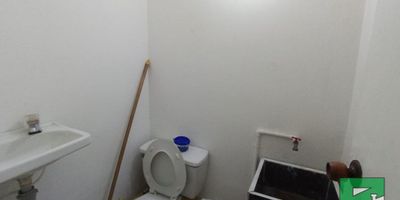 ¡Oportunidad única para tu negocio!
Se arrienda cómodo local con excelente ubicación, justo en la estación de Metroplús Los Alpes.
Fácil acceso al transporte público y rodeado de gran afluencia comercial.
¡El espacio perfecto para emprender o hacer crecer tu negocio!


Salón
"Bodega"
Baño sencillo
Agua
Luz
Techo
NO GAS

Arrendamientos Panorama Belén: (604) 347 12 14/301 544 68 92
Asesora: Luisa Muñoz 301 543 66 06
