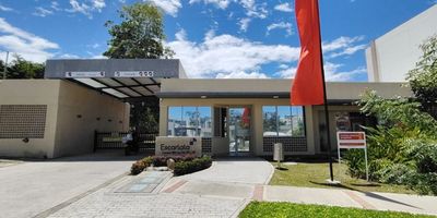 ¡ARRIENDO APARTAMENTO MODERNO, ACOGEDOR! 

Características principales:
- Área de 62 m³
- Distribución: 3 habitaciones (La principal con un pequeño closet flotante), 2 baños con su respectiva división en vidrio, sala, comedor, cocina integral, zona de lavandería y ropa independiente, y espacio para estudio
- Zonas comunes: Zona bbq, gimnasio al aire libre, piscina para niños y adultos, cancha, zona de fogata, bicicleteros,  parqueadero al aire para moto y carro y vigilancia 24/7
- Estado: ¡Bueno, completamente remodelado tal como lo ves en las fotos!
¡Plus adicional!
- Ubicado en una zona estratégica donde podrás encontrar tiendas para tus compras diarias, ideal para personas que trabajen alrededor. Todo está listo para que te mudes y disfrutes 

TDT incluida por lo que no tendrás que contratar por aparte servicio de parabólica

El valor de la administración está incluida en el valor del canon 

Estrato 2: Servicios públicos económicos.