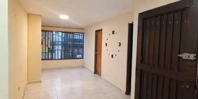 Acogedor apartamento ubicado en el segundo piso, en pleno centro de la ciudad, con excelente acceso a transporte público, comercio, bancos y restaurantes. Cuenta con amplios espacios, iluminación natural,3habitaciones, 2 baños, sala y comedor independientes, cocina sencilla y zona de ropas. Ideal para quienes buscan comodidad y cercanía a todo. LUZ MARINA