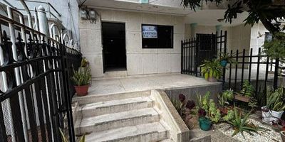 traemos para ti este excelente apartaestudio semiamoblado o no amoblado, cercano al centro comercial Único, ubicación central de la ciudad con rapido acceso a ruta de transporte. 