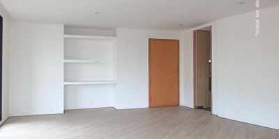 Descubre la elegancia y comodidad en este exclusivo apartamento de 3 habitaciones y 5 baños, con 155 metros cuadrados de espacio exquisitamente diseñado. Con 3 parqueaderos para tu conveniencia. Ubicado en una zona privilegiada, este hogar te brinda la tranquilidad y sofisticación que mereces. ¡Haz de este lugar tu refugio perfecto!