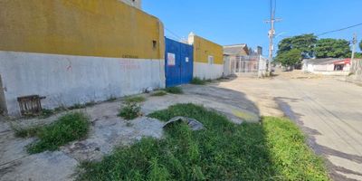 Descubre esta bodega Duplex. Con cocina y sala comedor, un piso de alta resistencia y puerta de seguridad, este inmueble de 849 metros cuadrados ofrece un uso de suelo comercial ideal para tus proyectos. Ubicado en una zona urbana privilegiada, cerca de supermercados, colegios, parques y con cómodas vías de acceso, te brinda la combinación perfecta entre comodidad y conveniencia. Además, su ubicación sobre vía principal y en una zona comercial te garantiza visibilidad y oportunidades únicas. ¡Haz de este lugar tu nuevo espacio de negocio!
Adecuada para almacenaje de no perecederos, ferretería en general, colegio, iglesia, imprenta, storage.