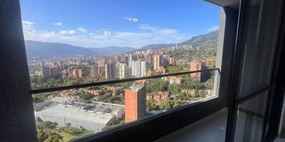 ¡Apartamento en arriendo de 87 m²!, Espacioso, moderno y con una excelente distribución que brinda comodidad y estilo. Cuenta con amplias alcobas, buena iluminación, cocina integral, sala comedor y balcón con una vista agradable. Cuenta con 3 alcobas, 2 baños, parqueadero privado y cuarto útil, Agenda tu visita y descubre tu nuevo hogar.