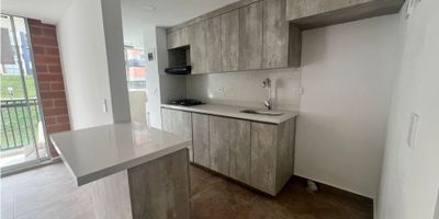 Se arrienda hermoso apartamento en Rionegro, sector Porvenir.
Ubicado en una excelente unidad cerrada, este apartamento ofrece comodidad, seguridad y una ubicación privilegiada.
Cuenta con 2 habitaciones amplias, sala-comedor luminosa, cocina integral moderna, zona de ropas independiente, balcón con buena vista 

La unidad se encuentra en un sector tranquilo y de alta valorización, con fácil acceso a transporte público, supermercados, colegios y principales vías de la ciudad.
Una excelente opción para quienes buscan vivir en un entorno seguro, agradable y con todo al alcance.
Codigo de inmueble No. 9595857 
