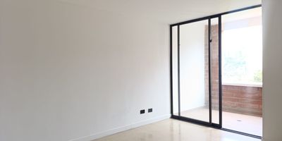 Apartamento en arriendo en unidad cerrada ubicada cerca a centros comerciales, supermercados de cadena, de fácil acceso a vías principales, rutas de transporte público y servicios complementarios del sector.2 niveles, piso en cerámica, puerta de seguridad, sala y comedor independiente, estudio, estar de TV, 3 alcobas con vestier y baño en la principal, baño social, para un total de 4 baños, cocina integral abierta tipo americano, zona de ropas, balcón, terraza, 2 útiles y 3 parqueaderos lineales e independientes cubiertosConjunto cerrado con ascensor, salón social, parques infantiles, zonas verdes, vigilancia y portería 24 horas, citófono y circuito cerrado de TV,inmuebles sujetos a verificacion de disponibilidad