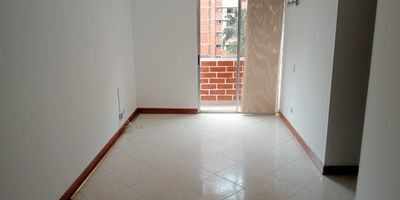 Apartamento en arriendo en unidad cerrada ubicada cerca a rutas de transporte público, vías principales, supermercados, centro comerciales, restaurantes y servicios complementarios del sector. Piso en cerámica, sala comedor, 3 alcobas con closet y baño en la principal, baño social, cocina integral abierta tipo americano, zona de ropas, balcón y parqueadero independiente cubierto. Conjunto cerrado con ascensor, piscina, gimnasio, salón social, parques infantiles, placa polideportiva, zonas verdes, vigilancia y portería 24 horas, circuito cerrado de TV y alarma. *Inmuebles sujetos a verificación de disponibilidad*
