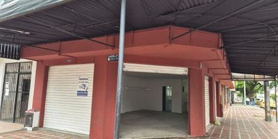 ¡El espacio perfecto para impulsar tu negocio está aquí! 
 Este local comercial en el barrio Cristóbal Colón es la oportunidad que estabas esperando para emprender o expandir tu proyecto en un sector estratégico y de alto movimiento. 
Cuenta con un salón amplio, ideal para adecuar según las necesidades de tu negocio; un baño social y cocina sencilla. Además, los servicios son independientes. 
Gracias a su ubicación en una zona comercial consolidada, este espacio es perfecto para diversos tipos de negocio: tienda, minimarket, panadería, salón de belleza, papelería, oficina o punto de atención al cliente. 
Su entorno dinámico, rodeado de comercios y viviendas, garantiza visibilidad y una alta afluencia de clientes potenciales. 
Estarás a pocos pasos de tiendas, supermercados, droguerías y servicios esenciales, en un sector reconocido por su accesibilidad y excelente movilidad. 
 Agenda tu cita hoy mismo y aprovecha esta oportunidad para llevar tu negocio al siguiente nivel.