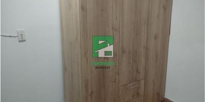 SE ARRIENDA APARTAMENTO EN MANRIQUE PRIMER PISO INTERNO
CON MUY BUENA UBICACIÓN, ESTRATO 3.

CUENTA CON:
- SALA
- 2 ALCOBAS CON PUERTAS
- 1 CLOSET
- 1 BAÑO CABINADO
- COCINA SENICLLA
- RED DE GAS
- PISO EN CERAMICA.

NOTA: MASCOTA PEQUEÑA, NO PERSONAS RUIDOSAS, NO SE PUEDE PARQUEAR EN EL PRIMER PISO

CONTACTO: ARRENDAMIENTOS PANORAMA MANRIQUE
TELEFONO: (604) 5166060. WHATSAPP: 3104700944
