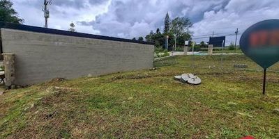 Inmueble ubicado vía Carmen Viboral -  Rionegro. Lote con un área de 72m2 en zona urbana con destinación residencial ubicado en proyecto urbanizado con portería y vigilancia, zona de de alta valorización, cerca de colegios, supermercados, capillas, sector residencial, entre otros. Cómodas vías de acceso, parque principal a 5 minutos en vehículo, acceso a vía principal que conduce al municipio de Rionegro. 