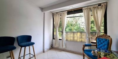 Casa en venta en Guayabal, de cuatro niveles, con una distribución versátil y excelente ubicación. Cuenta con un apartaestudio independiente en el primer piso (no desenglobado) y, en total, ofrece 4 habitaciones, 3 baños, 2 cocinas integrales y amplias zonas habitables. Ideal para familias grandes o quienes buscan combinar vivienda con opción de renta. Ubicada en sector con excelente acceso a transporte público, incluyendo estaciones del Metro y rutas intermunicipales entre Itagüí y Medellín, lo que garantiza conectividad y valorización.
