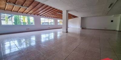 Inmueble ubicado en zona centro del municipio de Rionegro. Local de 172m2 en excelentes condiciones, el cual goza de buena ubicación e iluminación. Local ubicado en centro comercial de larga trayectoria en el cual se sitúan empresas ancla además de contar con alta afluencia peatonal. Oficina ideal para consultorio medico, oficina de abogado, consultorio odontológico, confecciones, distribuidora de insumos médicos, entre otros. Entorno comercial, a 3 minutos del parque principal de Rionegro caminando, cerca de la terminal de transporte y demás sitios de interés.