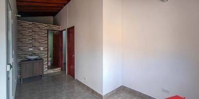 Apartamento con buenos acabados, de dos alcobas, un baño y un clóset. Bien iluminado, ubicado frente a la Escuela San Rafael y la cancha sintética de San Rafael. En el canon de arrendamiento esta incluidos los servicios públicos. 