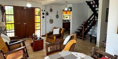 Finca con un área de 23.045m2 ubicada en Chaparral, San Vicente De Ferrer. Cuenta con un área construida de 245m2, casa principal en perfecto estado, la cual cuenta con dos niveles, distribuidos en sala comedor, cocina amplia e iluminada, 2 baños, 4 habitaciones cada una de ellas con closet, balcón, zona de ropas y amplios corredores, cuenta con garaje para dos vehículos y casa de mayordomo. El lote cuenta con pendientes leves donde encontraras arboles frutales y un lago para engorde, 4 pesebreras, entre otros. Sector tranquilo y agradable, autopista Medellin - Bogota a 15 minutos aproximadamente, Rionegro a 25, cómodas vías de acceso, rutas de transporte cercanas.