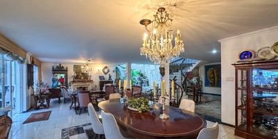 Se vende lote de terreno en el barrio Chiconavarra con un área de 16 mts de frente por 33 mts de fondo, en este lote esta construida una casa de 5 habitaciones todas con baño privado, dos estar de televisión, 2 estudios, baño social,sala comedor independiente, cocina cerrada, cuarto y baño de servicio, terraza, piscina, zona BBQ. Tiene 5 garajes (3 cubiertos y 2 descubiertos).