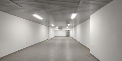 Se arrienda local en Rionegro.
Oportunidad unica para tu negocio. Este espacioso local, ubicado a pocos pasos de la galeria de Rionegro, ofrece una ubicacion estrategica y de alta visibilidad, ideal para atraer clientes y garantizar el exito de tu emprendimiento.
Su amplitud y distribucion lo hacen perfecto para diferentes tipos de negocio: Veterinaria, tienda agronoma, supermercado, bodega, almacen o centro de distribucion.
Cuenta con facil acceso y zona de alto flujo peatonal y vehicular, excelente punto comercial ideal para diversos usos comerciales.
Que esperas para agendar tu cita hoy mismo!