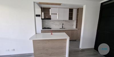 Se vende y se arrienda acogedor apartamento en el municipio de Rionegro, con excelente ubicación a tan solo 10 minutos del parque principal, frente al colegio UCO y al Club Macarena. El inmueble cuenta con un área de 54 m², perfectamente distribuida, ideal para quienes buscan comodidad, tranquilidad y fácil acceso a los principales puntos de la ciudad.El apartamento dispone de 2 habitaciones con clóset, 1 baño, sala comedor amplia y luminosa, cocina integral con red de gas, zona de ropas independiente y pisos en cerámica. Se encuentra en unidad cerrada con ascensor y portería 24 horas, garantizando seguridad y confort.El sector ofrece excelentes condiciones de vida, con acceso pavimentado, colegios cercanos, supermercados y transporte público cercano, lo que permite una movilidad práctica y rápida hacia el centro de Rionegro y sus alrededores.Una excelente oportunidad para vivir en una zona tranquila, segura y con todo al alcance. Para más información o para agendar una visita, no dude