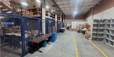 Área Bodega primer piso: 422 m² aprox. //  Área de oficinas: 186m²  //  mezzanine: 236 m² aprox. // Área de parqueadero: 94 m² // Altura: 7,5 m a cercha // Energía trifásica // Pisos en concreto de alta resistencia // Portón metálico de acceso a nivel // Recepción // Centro de despacho // Oficina principal con baño privado // Sala de juntas // Cuarto de sistemas // Cocina y zonas de servicios // Baños en oficinas y área operativa // Excelente iluminación natural // Vigilancia 24 horas.
