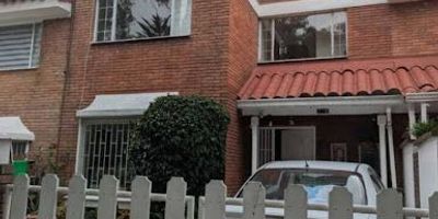 Espectacular casa en Cedro Golf  Zona exclusiva y tranquila de Bogotá Vive rodeado de naturaleza, confort y elegancia en una de las mejores zonas residenciales del norte de la ciudad, frente al parque y con cercanía a todo lo que necesitas Centros comerciales como Plaza 147,Hospitales y centros médicos como Medical Center, restaurantes como Puro Zumo y La Braza Roja, colegios como Agustín Fernández. La casa cuenta con sala y comedor amplios, cocina integral, patio de ropas y jardín interior, cuatro alcobas la principal con walk-in closet, baño privado con jacuzzi y balcón, dos estudios, chimeneas y balcones en habitaciones y estudio, dos garajes Tres niveles de elegancia y confort.  Contáctanos al Correo nancy.martinezinmobiliariabogota.com Celular 315 136 8565,El equipo de Inmobiliaria Bogotá está comprometido en brindar una experiencia de vida excepcional, acompañándote desde el primer momento hasta encontrar tu hogar ideal.